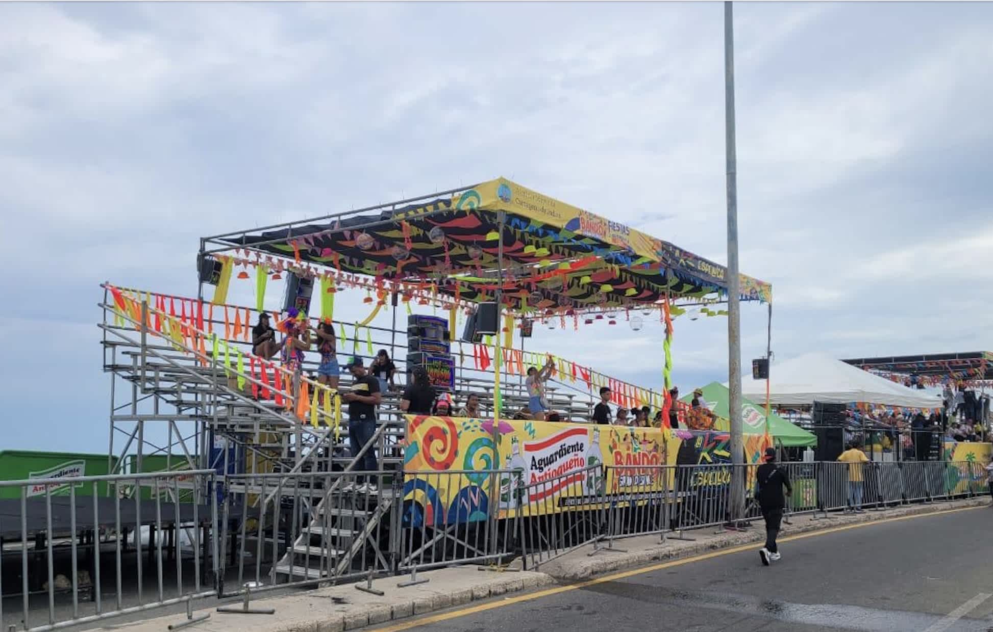 Escenario de evento con graderías montadas